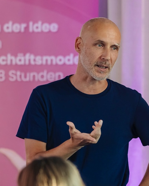 Ümit Konuray facilitating a workshop