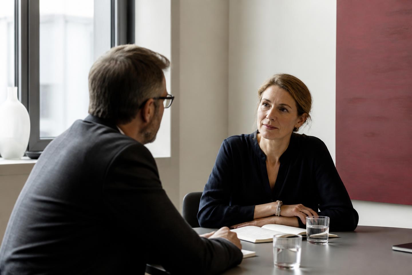 Dummy-Beispielbild eines vertraulichen Arbeitsgesprächs